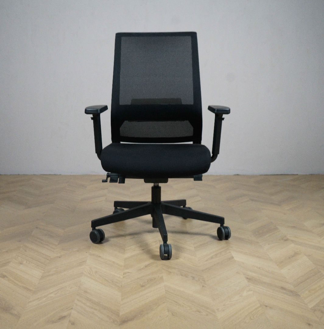 Lanab Logica kontorstol i sort set forfra med ergonomisk design og justerbare armlæn.